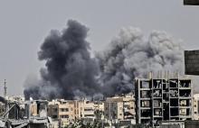 Photo d'archives d'une fumée noire causée par un raid aérien au-dessus de Raqa lors d'une offensive d'une alliance arabo-kurde soutenue par Washington pour reprendre la ville aux jihadistes du groupe 