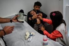 Un enfant est traité dans un centre de MSF à l'extérieur du camp de Moria à Lesbos, le 19 mars 2019