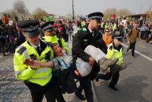 Au troisième jour des manifestations organisées par Extinction Rebellion, un militant est embarqué par la police, Londres le 17 avril 2019