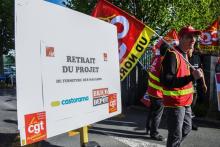 Des salariés de Castorama manifestent devant le siège de la marque, à Templemars, en France, le 24 avril 2019