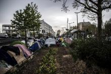 Un "campement des familles" près de la porte d'Aubervilliers, au nord de Paris, regroupe une centaine de tentes serrées le long du boulevard extérieur le 9 avril 2019