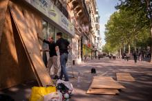 Installation de panneaux en bois pour protéger les vitrimes des commerces avant le défilé du 1er-Mai, le 30 avril 2019 à Paris