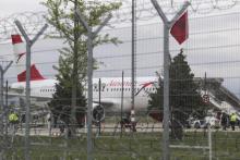 Photo fournie par la police albanaise de l'avion autrichien braqué sur le tarmac de l'aéroport de Tirana, le 9 avril 2019.