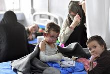 La petite Mariam hospitalisée dans un établissement de Hassaké, dans le nord-est de la Syrie, pour des brûlures sur le visage. Photo prise le 2 avril 2019. Les hôpitaux de la région sont débordés par 