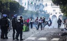 Des manifestants algériens affrontent des policiers anti-émeutes lors d'une nouvelle journée de contestation à Alger le 12 avril 2019