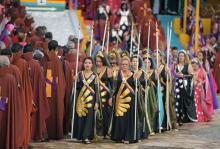 Des femmes vêtues de robes bariolées et des hommes en toges lors d'une cérémonie de la communauté religieuse de la Vallée de l'Aube, le 21 avril 2019 à Planaltina, à 50 km de Brasilia