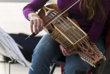 Une musicienne joue du nyckelharpa, un instrument traditionnel suédois à cordes frottées, le 30 mars 2019 à Bouxurulles, dans les Vosges