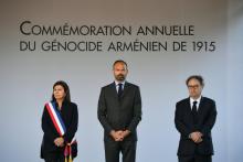 Le Premier ministre Edouard Philippe (c), la maire de Paris Anne Hidalgo (g) et le coprésident du Conseil de coordination des organisations arméniennes de France (CCAF) lors des commémorations du géno