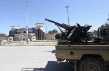 Des forces loyales au Gouvernement libyen d'union nationale (GNA) et engagées dans la bataille contre les forces du maréchal Haftar, sur le terrain de l'ancien aéroport international de Tripoli le 8 a