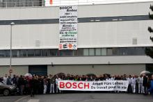 Les employés de Bosch rassemblés devant la préfecture de Rodez le 26 janvier 2018