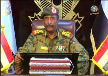 Photo diffusée par le compte Twitter de l'agence officielle soudanaise Suna le 12 avril 2019, montrant le nouveau chef du Conseil militaire de transition, le général Abdel Fattah al-Burhane, échangean