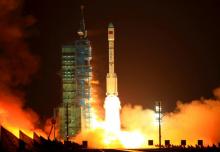 Une fusée chinoise Longue Marche 2F est lancée depuis le centre spatial de Jiuquan, le 2 avril 2018.