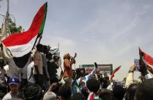 Des Soudanais manifestent le 20 avril 2019 devant le QG de l'armée à Khartoum pour réclamer un transfert du pouvoir à une autorité civile