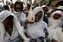 Des pèlerins othodoxes éthiopiens participent à la procession du Chemin de croix à l'occasion du Vendredi saint dans la Vieille ville de Jérusalem le 26 avril 2019