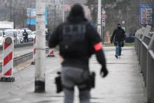 Deux policiers de la Brigade de recherche et d'intervention sur le pont de l'Europe quelques heures après l'attentat du marché de Noël qui a fait quatre morts, à Strasbourg le 12 décembre 2019
