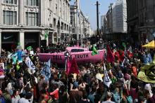 Manifestants réunis le 15 avril 2019 dans le centre de Londres, à l'appel du mouvement Extinction Rebellion pour un "état d'urgence écologique", à l'angle d'Oxford Street et Regent Street