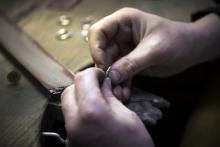 Un bijoutier travaille avec de l'or "éthique" pour façonner une bague dans son atelier parisien le 18 février 2019