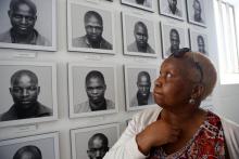 Pulane Koboekae regarde une photo de son frère Richard Motsoahae, exécuté à l'âge de 23 ans en 1964 par le régime de l'apartheid en Afrique du Sud, le 15 août 2018 à Pretoria