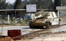 Un char des forces du Gouvernement libyen d'union nationale (GNA) engagé dans des affrontements au sud de Tripoli avec les forces du maréchal Khalifa Haftar, le 20 avril 2019