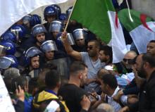 Manifestants et policiers à Alger le 12 avril 2019