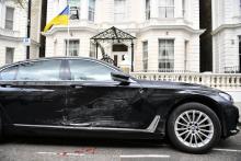 Un véhicule diplomatique endommagé garé devant l'ambassade d'Ukraine à Londres, le 14 avril 2019. Un homme a foncé samedi sur la voiture de l'ambassadrice et tenté de renverser des policiers, qui ont 
