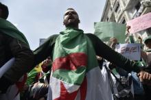 Un Algérien manifeste dans les rues d'Alger le 23 avril 2019