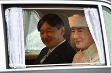 Le nouvel empereur du Japon Naruhito et son épouse, la princesse Masako, quittent le palais impérial de Tokyo, le 30 avril 2019