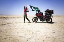 Rosie Gabrielle pose avec le drapeau pakistanais pendant un voyage à moto dans la province du Baloutchistan, le 20 mars 2019 (photo transmise par Rosie Gabrielle)
