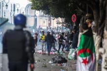Photo de heurts entre la police anti-émeutes algérienne et quelques manifestants, le 12 avril 2019 à Alger