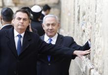 Le président brésilien Jair Bolsonaro (G) au Mur des Lamentations à Jérusalem, en Israël, lors de la première visite d'un chef d'Etat sur ce site sacré du judaïsme en compagnie d'un Premier ministre i