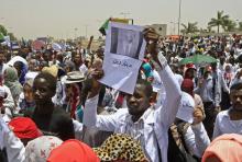 Un Soudanais brandit le portrait d'un manifestant tué, à Khartoum le 17 avril 2019
