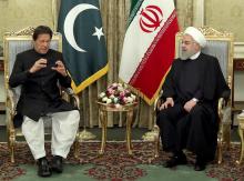 Photo diffusée par la présidence iranienne montrant le président iranien Hassan Rohani s'entretenir avec le Premier ministre pakistanais Imran Khan le 22 avril 2019 à Téhéran