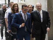 Harvey Weinstein, à droite, lors de son arrivée dans un tribunal de New York le 26 avril 2019
