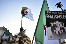 Des Algériens commencent à manifester dans le centre d'Alger, le 5 avril 2019