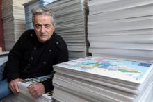 Henri Medori, patron de AEDIS maison d'édition de cartes, dans son imprimerie avec de nouvelles cartes de l'Europe après le Brexit, le 28 mars 2019 à Lempdes (centre)