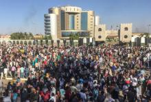 Des manifestants soudanais devant le quartier général de l'armée à Khartoum, le 6 avril 2019