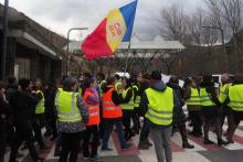 Des fonctionnaires andorrans bloquent la frontière espagnole pour protester contre des réformes, le 16 mars 2018 à Sant Julia de Loria