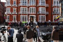 Des journalistes devant l'ambassade d'Equateur à Londres après l'arrestation de Julian Assange, le 11 avril 2019