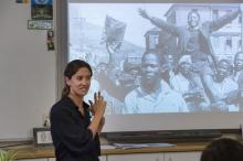Leah Nasson, professeur d'histoire, présente une photo d'un militant anti-apartheid, Philip Kgosana, lors d'un cours à l'école de Herschel, le 5 mars 2019 au Cap.