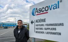 Le délégué CGT, Nacim Bardi, devant le panneau d'Ascoval, à Saint-Saulve,le 3 avril 2019