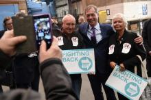 L'europhobe britannique Nigel Farage, leader du Parti du Brexit, pose entre deux sympathisants venus d'Espagne pour assister au lancement de la campagne de sa formation aux élections européennes, à Co