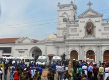 Des ambulances stationnent devant l'église Saint-Anthony de Colombo après une explosion meurtrière, le 21 avril 2019