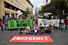 Des militants du mouvement Extinction Rebellion ont bloqué l'entrée de la Bourse de Londres, lors de leur onzième et dernière journée d'action dans la capitale britannique pour réclamer un "état d'urg