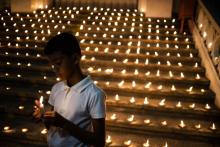 Une chrétienne prie le 28 avril 2019 près du sanctuaire Saint-Antoine à Colombo, cible des attaques jihadistes