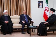 Une photo diffusée par le bureau du guide suprême iranien montrant l'ayatollah Ali Khamenei (à droite) s'entretenant avec le Premier ministre irakien Adel Abdel Mahdi le 6 avril 2019 à Téhéran