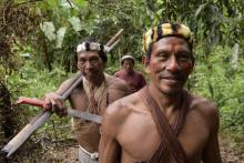 Les Indiens waorani Memo Ahua (D) and Tiri Nenquimo marchent près du village de Nemompare, sur les berges du fleuve Curaray, en Equateur, le 14 avril 2019