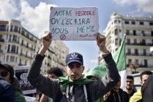Un étudiant algérien brandit une pancarte lors d'une manifestation à Alger, le 2 avril 2019