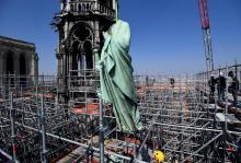 Démontage de statues de la cathédrale Notre-Dame de Paris pour restauration, le 11 avril 2019