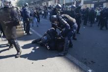 La police arrête un homme avec un casque portant l'inscription TV et identifié comme étant le journaliste indépendant Gaspard Glanz, Place de la République à Paris, lors du 23e samedi de manifestation