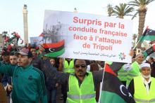 Des Libyens ont manifesté à Tripoli le 19 avril 2019 vêtus de gilets jaunes pour dénoncer l'attitude de la France dans le conflit libyen